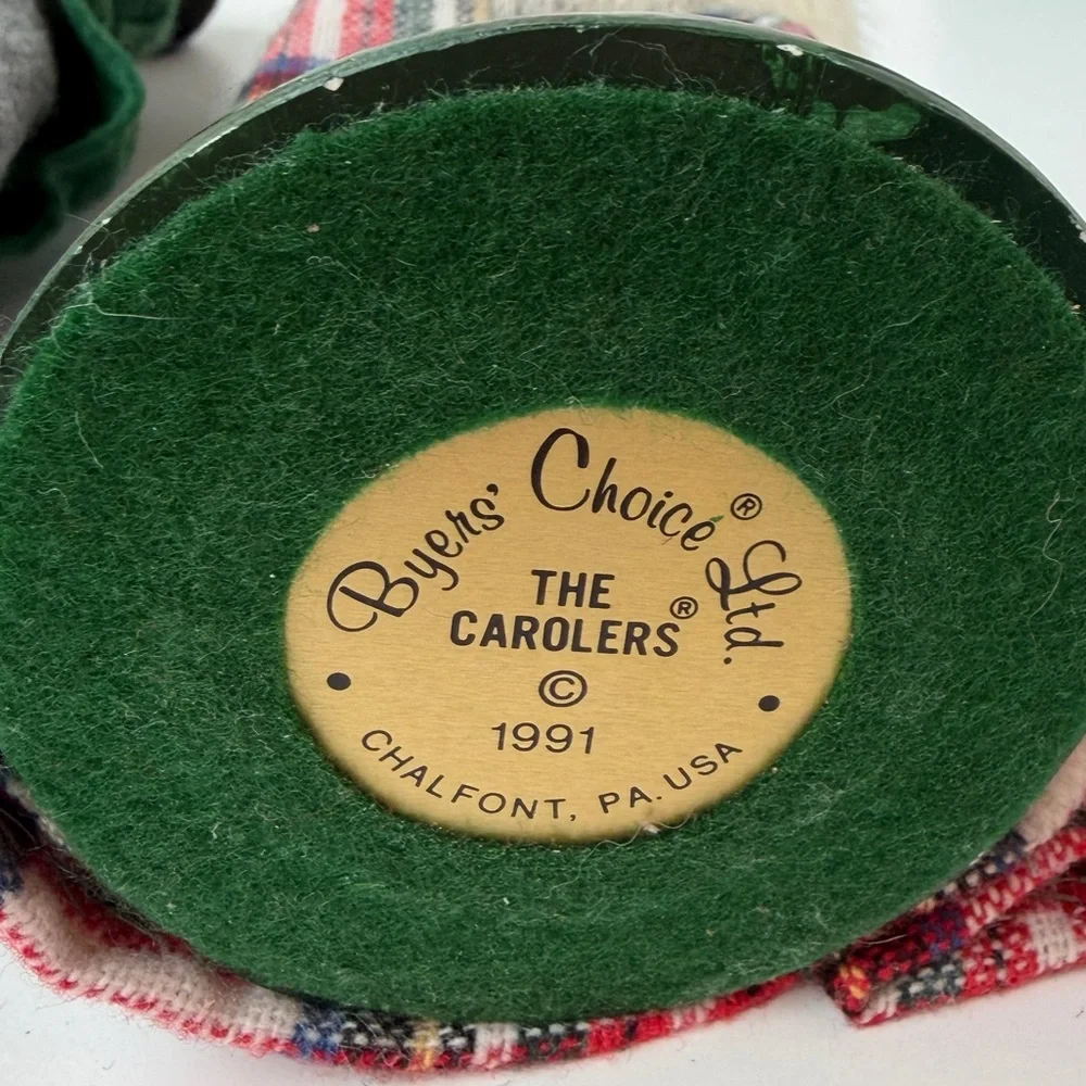 VTG Byers Choice The Carolers 1991 Couple Caroling + Wood Tree Decor Made in USA